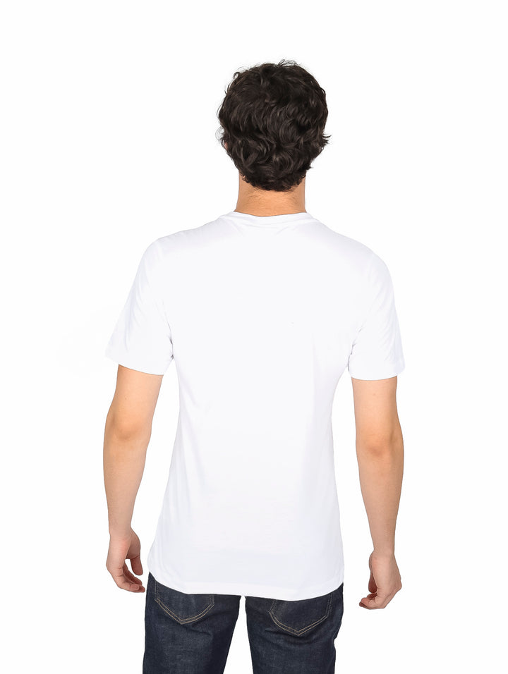 Hombre vistiendo una playera básica de color blanco con cuello en V y manga corta.