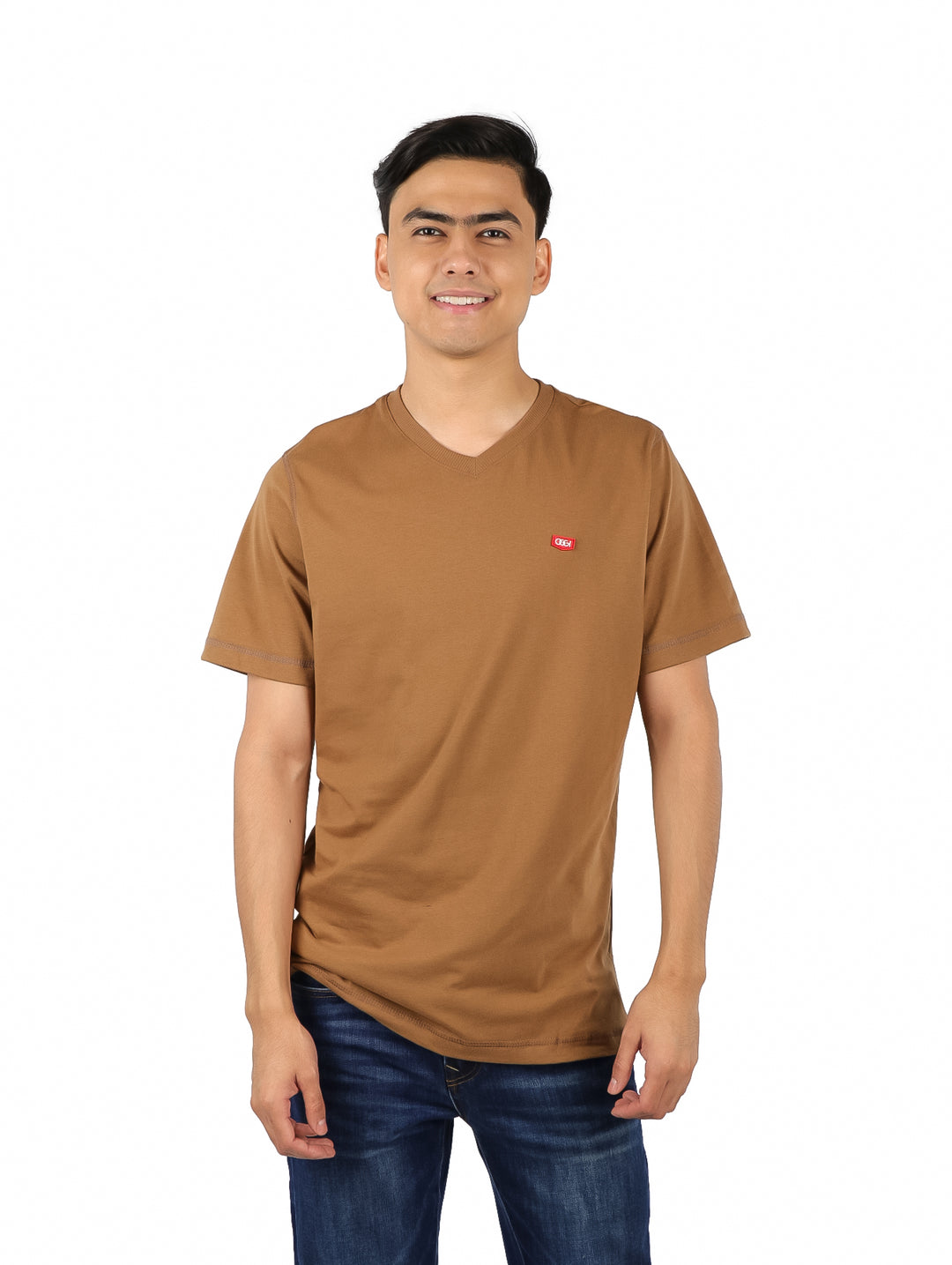 Hombre modelando una playera básica de color tabaco con cuello en V y manga corta.