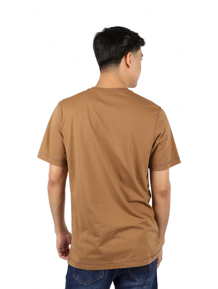 Hombre modelando una playera básica de color tabaco con cuello en V y manga corta.