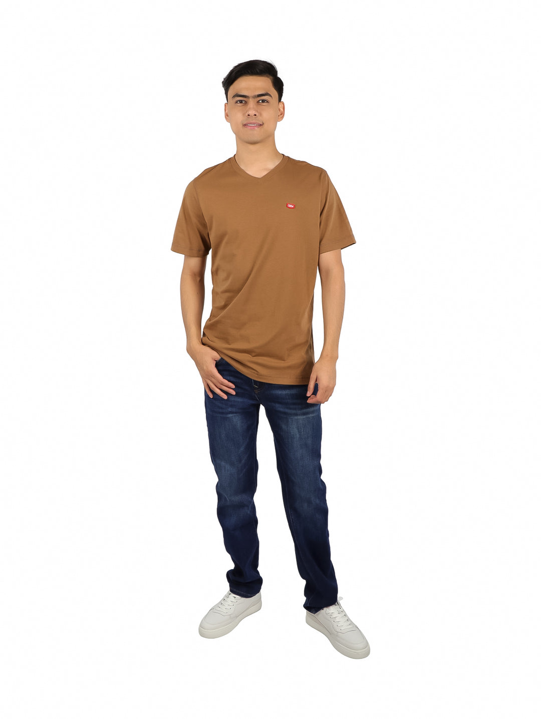 Hombre modelando una playera básica de color tabaco con cuello en V y manga corta.