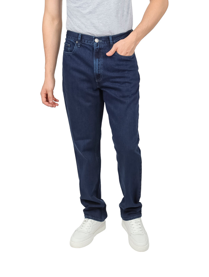 Hombre vistiendo pantalones jeans color azul marino de corte recto.