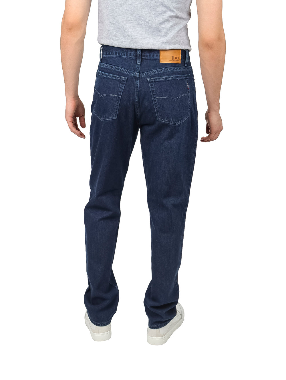 Hombre vistiendo pantalones jeans color azul marino de corte recto.