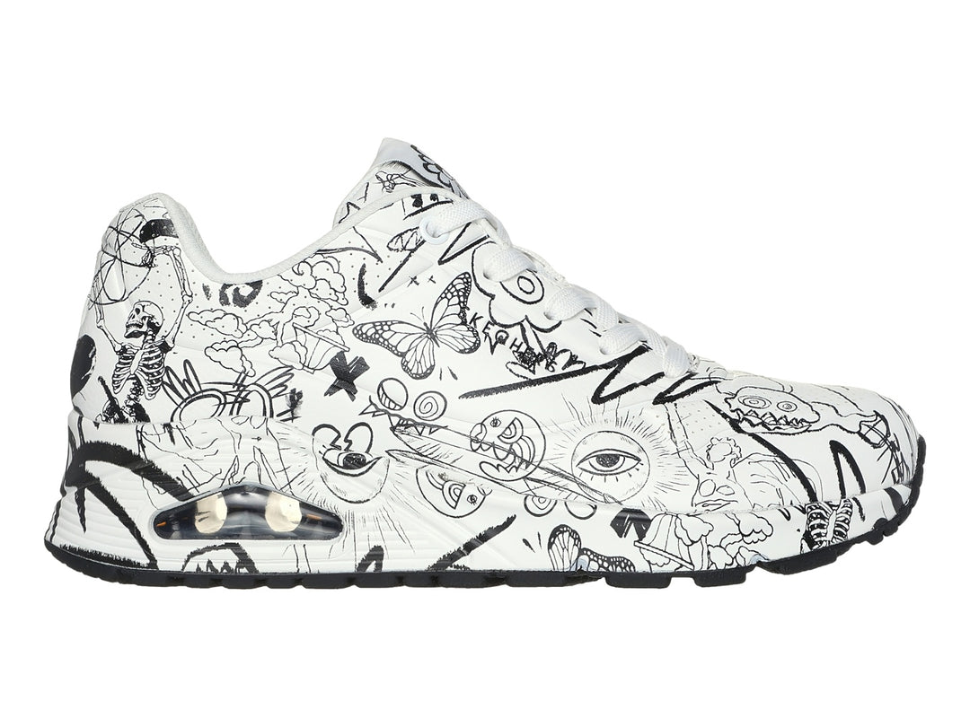 Tenis Skechers blanco con estampado de dibujos lineales en negro y suela amortiguada visible.