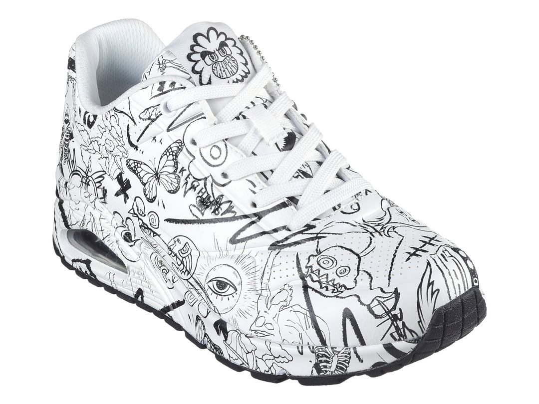 Tenis Skechers blanco con estampado de dibujos lineales en negro y suela amortiguada visible.