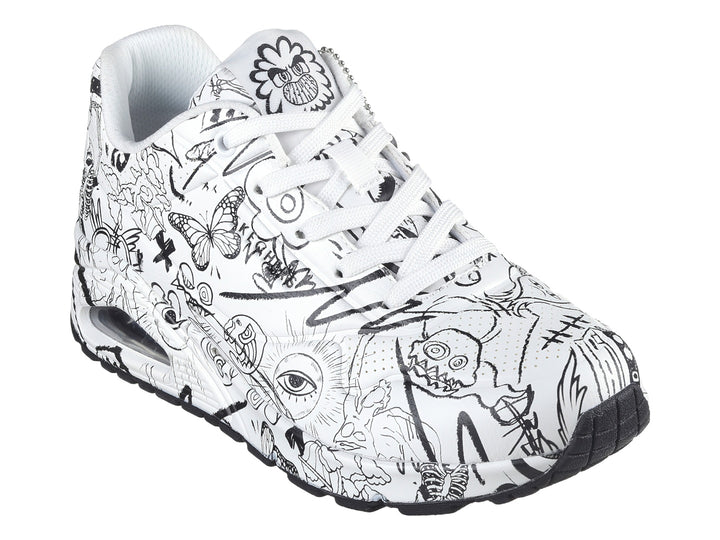 Tenis Skechers blanco con estampado de dibujos lineales en negro y suela amortiguada visible.