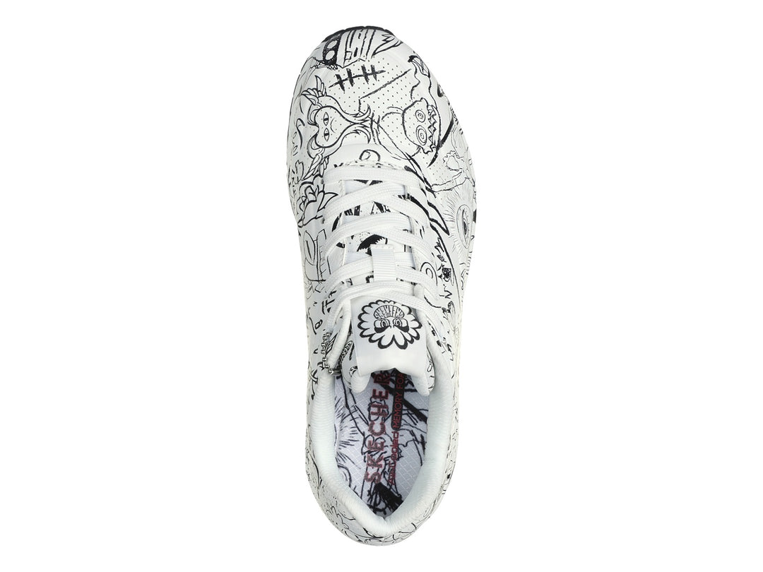 Tenis Skechers blanco con estampado de dibujos lineales en negro y suela amortiguada visible.