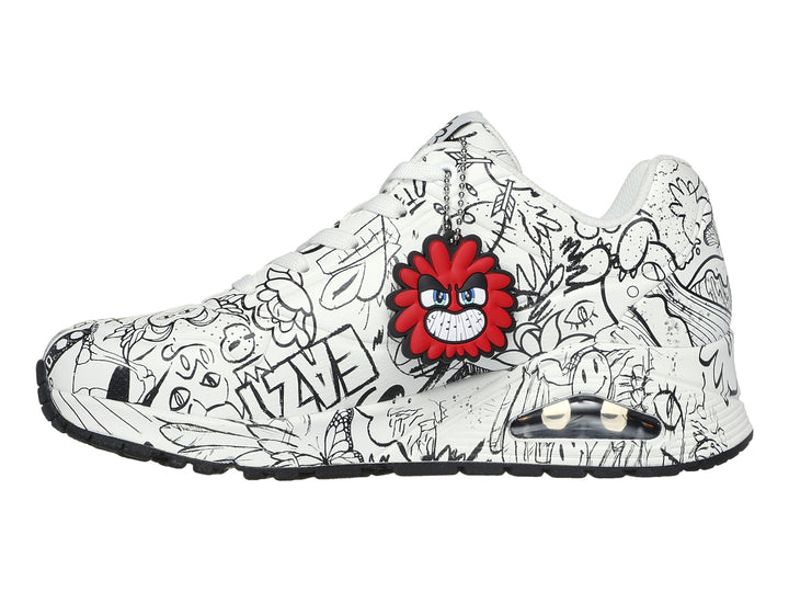 Tenis Skechers blanco con estampado de dibujos lineales en negro y suela amortiguada visible.