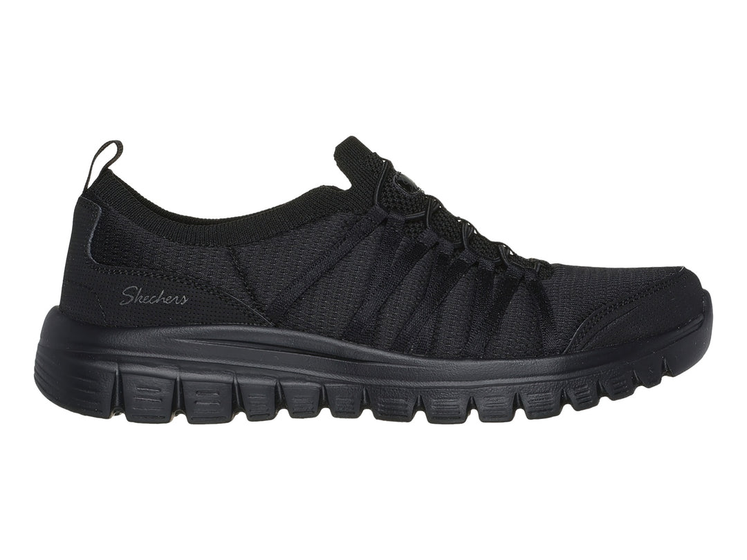 Tenis deportivos Skechers color negro con suela gruesa y tejido transpirable.