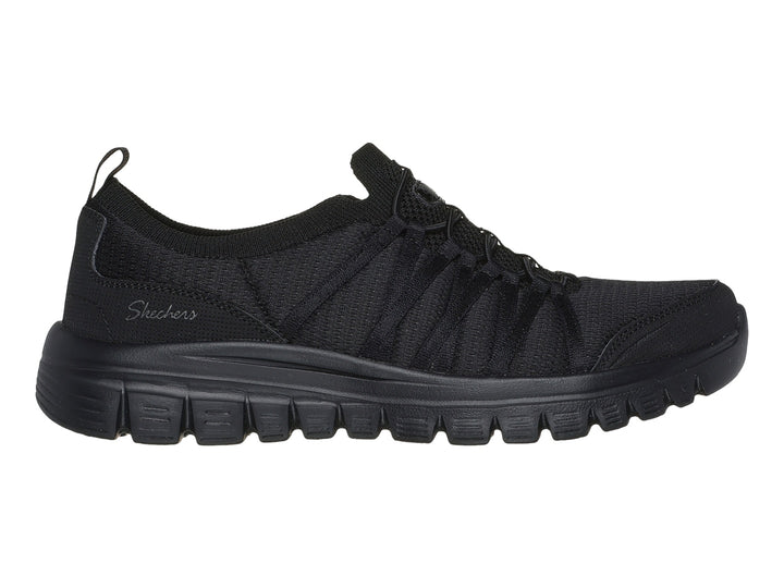 Tenis deportivos Skechers color negro con suela gruesa y tejido transpirable.