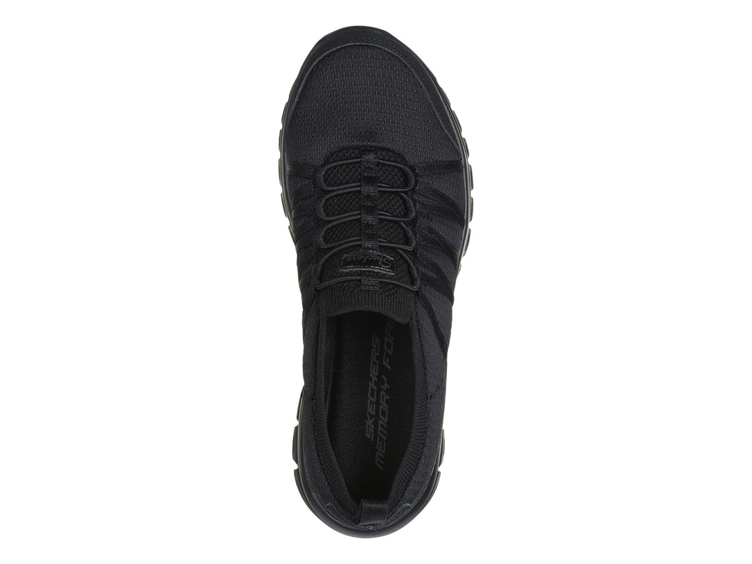 Tenis deportivos Skechers color negro con suela gruesa y tejido transpirable.
