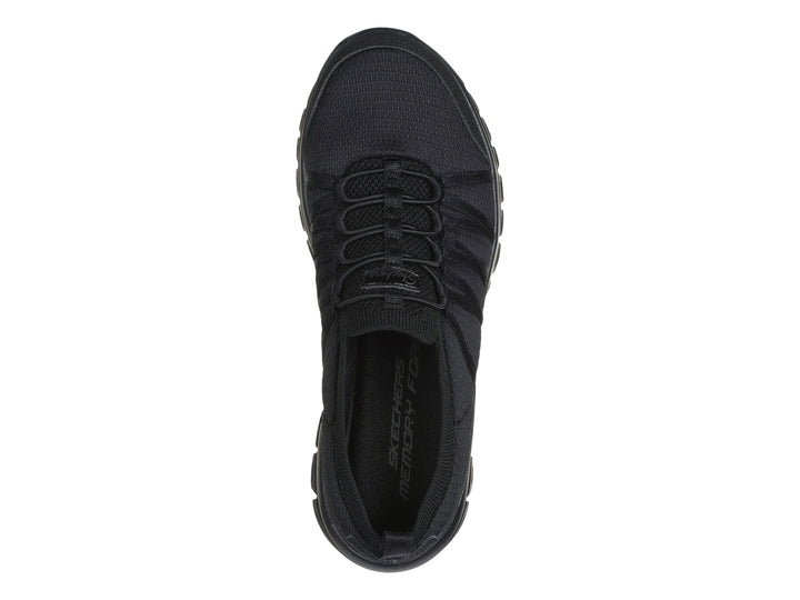 Tenis deportivos Skechers color negro con suela gruesa y tejido transpirable.