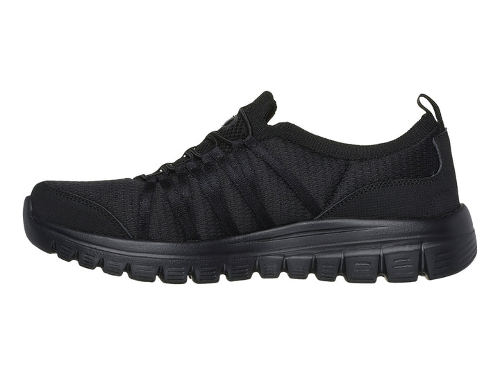 Tenis deportivos Skechers color negro con suela gruesa y tejido transpirable.