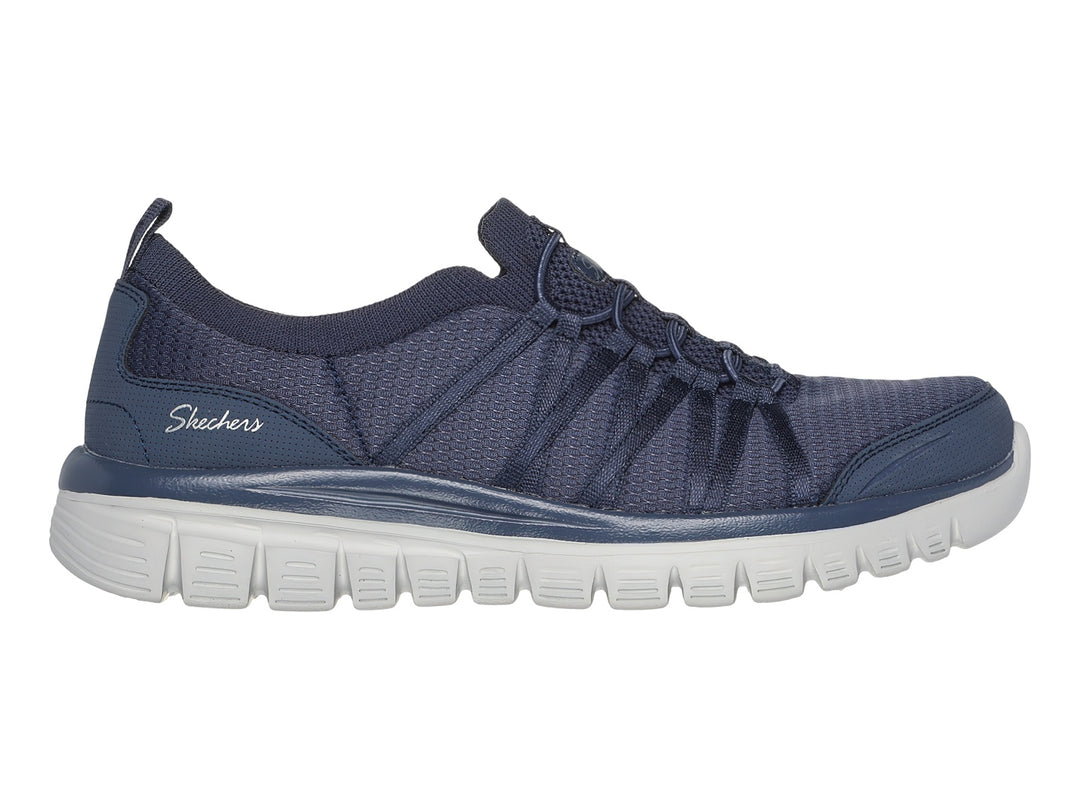 Tenis deportivos Skechers color azul marino con suela blanca y tejido de malla.