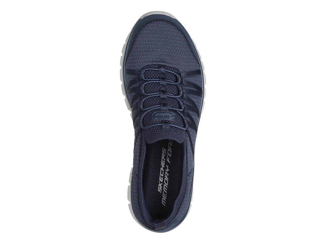 Tenis deportivos Skechers color azul marino con suela blanca y tejido de malla.