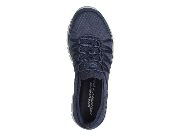 Tenis deportivos Skechers color azul marino con suela blanca y tejido de malla.