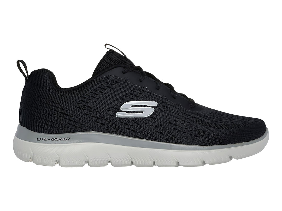 Tenis deportivos Skechers color negro con suela blanca y logotipo lateral en blanco.