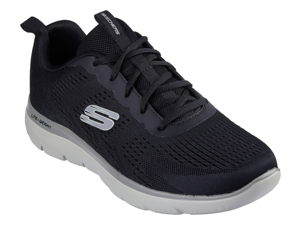 Tenis deportivos Skechers color negro con suela blanca y logotipo lateral en blanco.