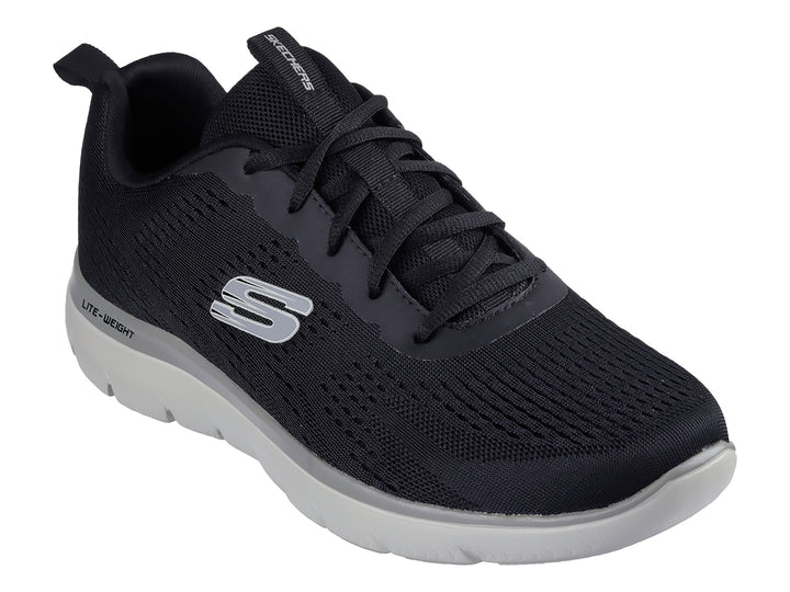 Tenis deportivos Skechers color negro con suela blanca y logotipo lateral en blanco.