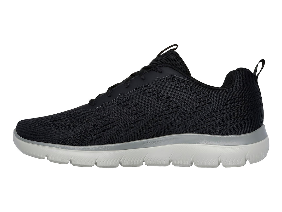 Tenis deportivos Skechers color negro con suela blanca y logotipo lateral en blanco.