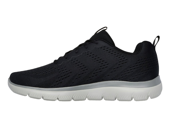 Tenis deportivos Skechers color negro con suela blanca y logotipo lateral en blanco.