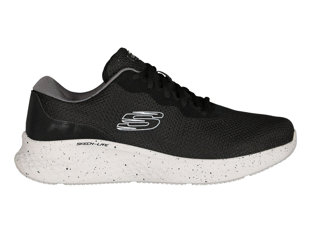 Tenis deportivos Skechers color negro con suela blanca moteada y logotipo lateral en blanco.