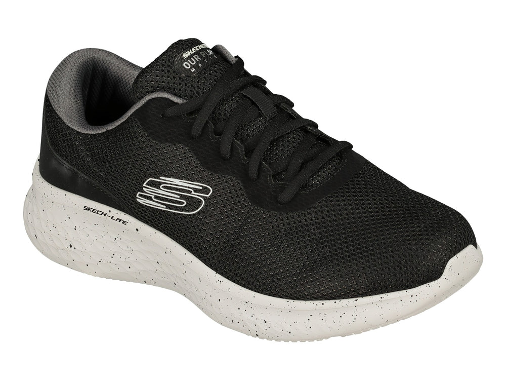 Tenis deportivos Skechers color negro con suela blanca moteada y logotipo lateral en blanco.