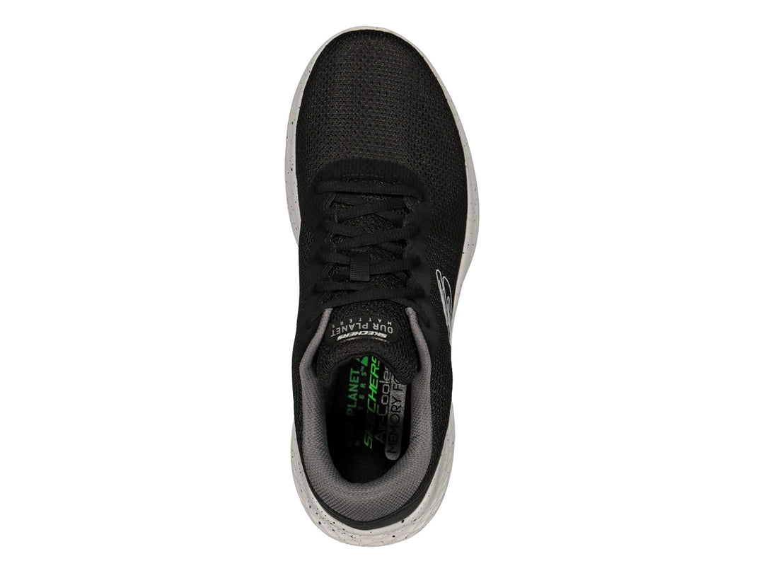 Tenis deportivos Skechers color negro con suela blanca moteada y logotipo lateral en blanco.
