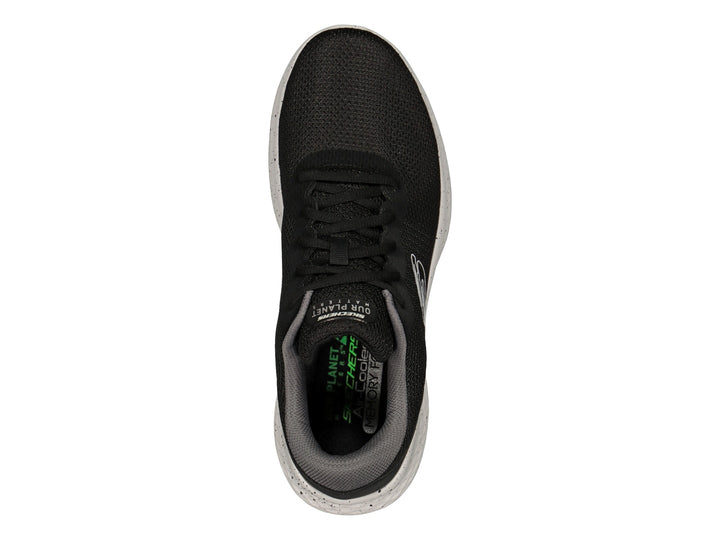 Tenis deportivos Skechers color negro con suela blanca moteada y logotipo lateral en blanco.
