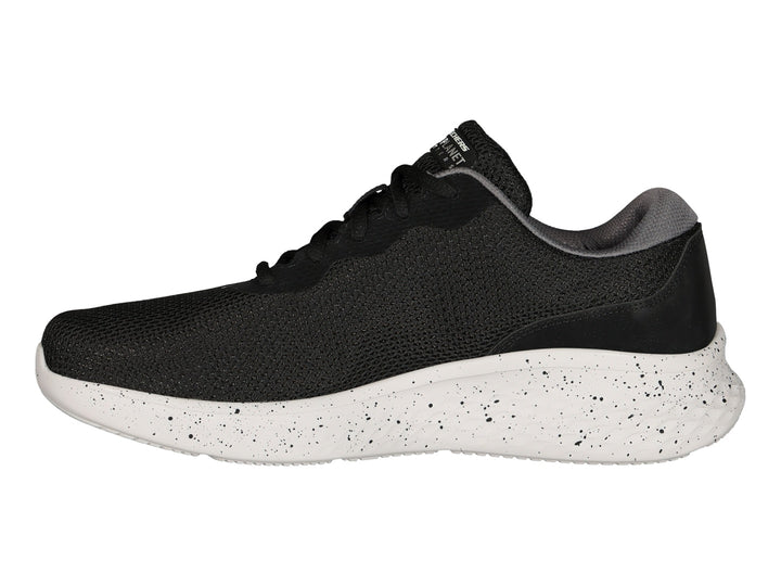 Tenis deportivos Skechers color negro con suela blanca moteada y logotipo lateral en blanco.