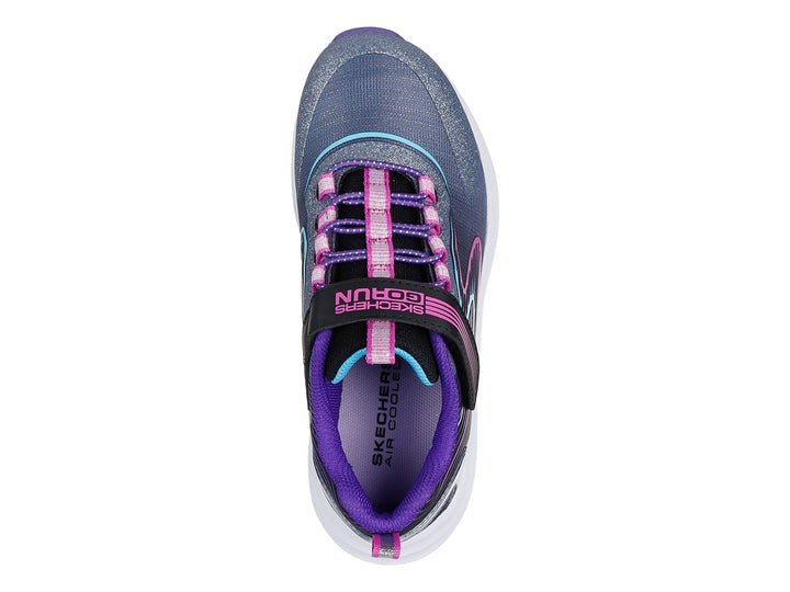 Tenis deportivos Skechers color negro y multicolor con suela blanca y detalles en rosa y morado.
