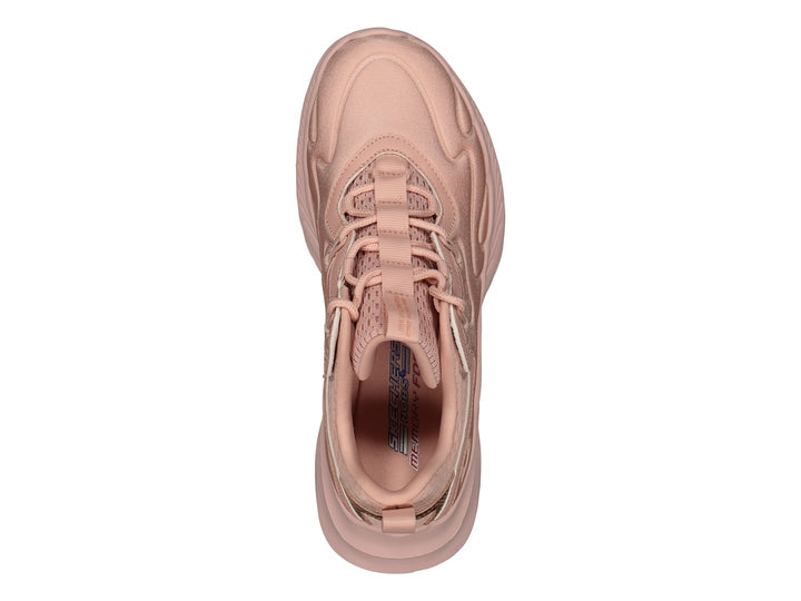 Tenis Skechers color rosa blush con suela gruesa y detalle metálico en el talón.