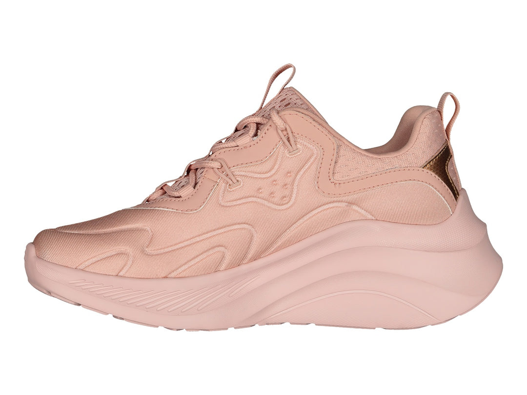 Tenis Skechers color rosa blush con suela gruesa y detalle metálico en el talón.