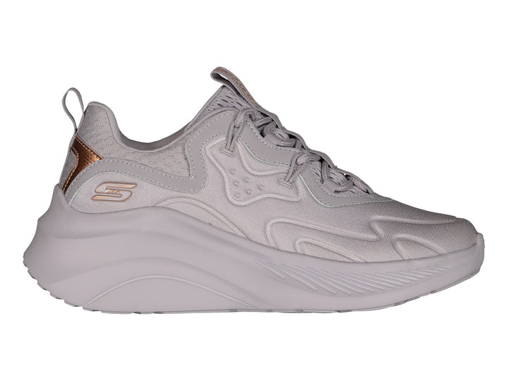 Tenis Skechers color lavanda con suela gruesa y detalles metálicos en oro rosa.
