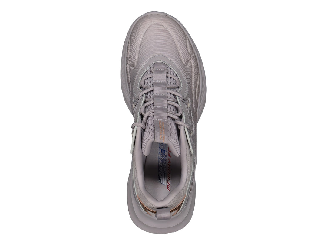 Tenis Skechers color lavanda con suela gruesa y detalles metálicos en oro rosa.