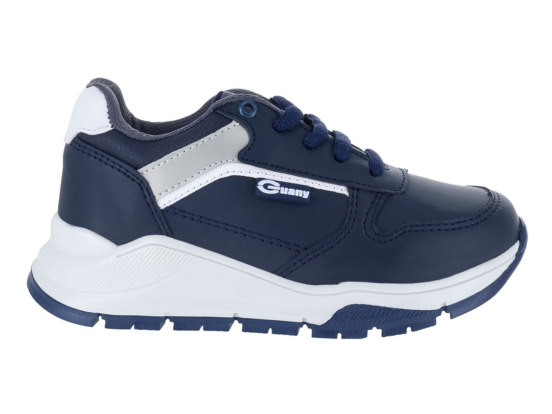 Zapato casual para niño marca Guany en color azul marino con suela blanca y detalles en gris.