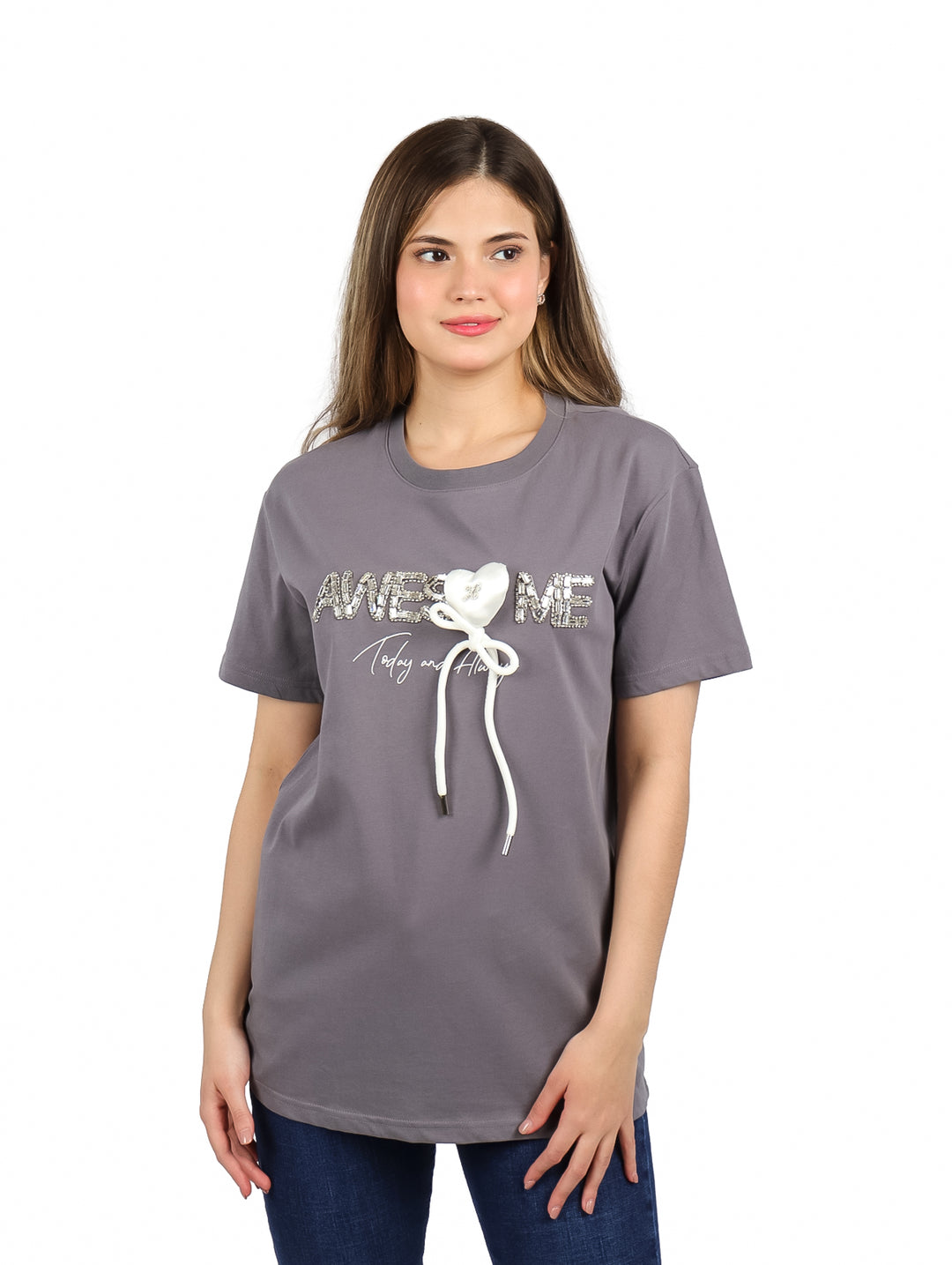 Mujer vistiendo playera gris de manga corta con diseño de corazón y texto brillante AWESOME.
