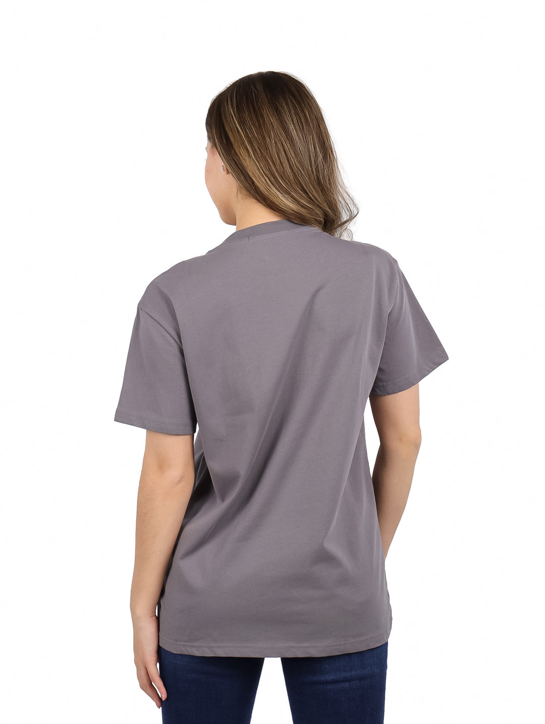 Mujer vistiendo playera gris de manga corta con diseño de corazón y texto brillante AWESOME.