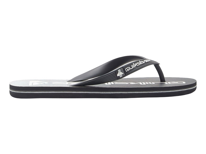 Sandalias Quiksilver color negro con detalles en blanco y correa superior negra.