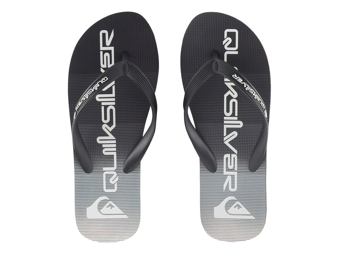 Sandalias Quiksilver color negro con detalles en blanco y correa superior negra.