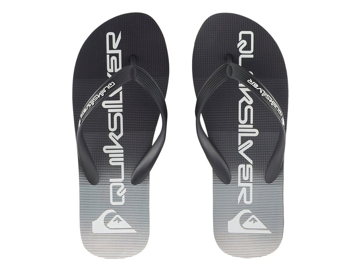Sandalias Quiksilver color negro con detalles en blanco y correa superior negra.
