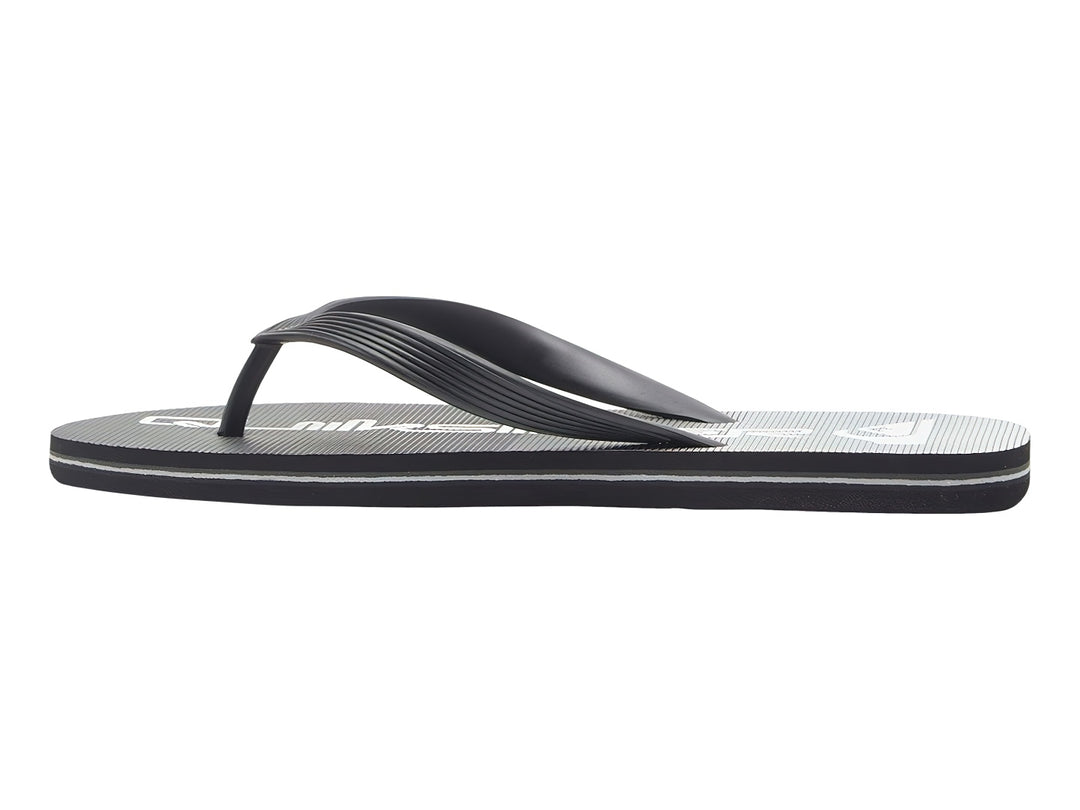 Sandalias Quiksilver color negro con detalles en blanco y correa superior negra.