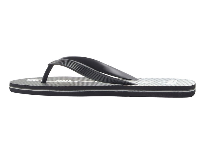 Sandalias Quiksilver color negro con detalles en blanco y correa superior negra.