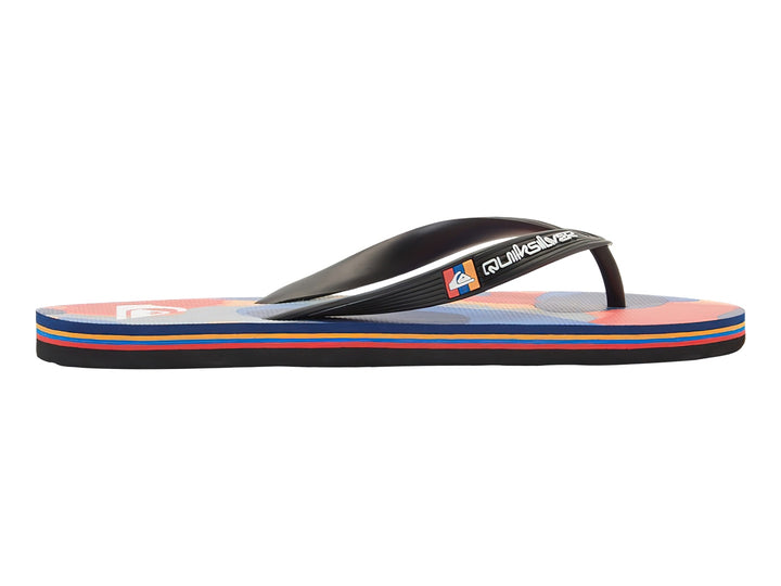 Sandalias Quiksilver rojas con correas negras y suela con rayas multicolores.