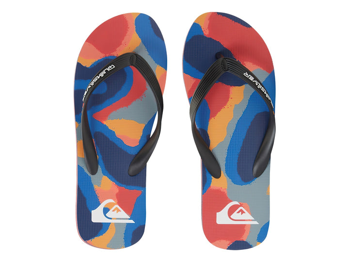 Sandalias Quiksilver rojas con correas negras y suela con rayas multicolores.
