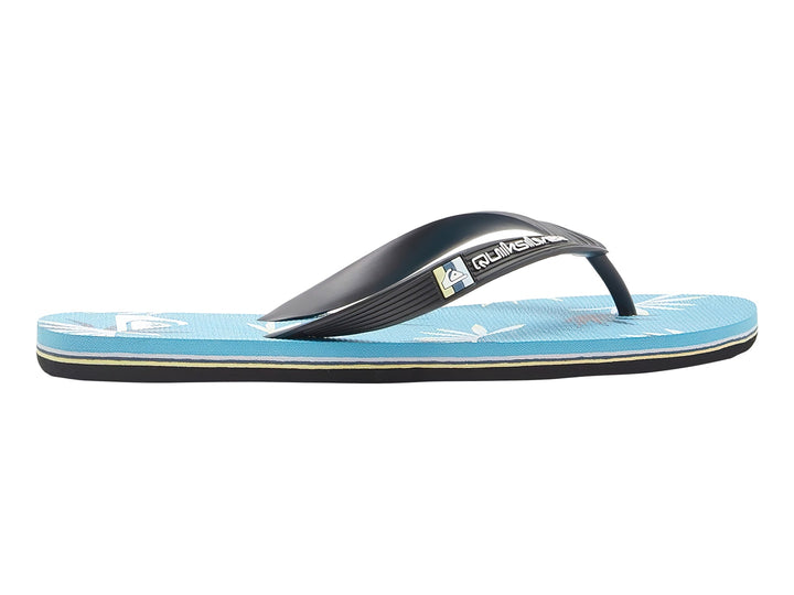 Sandalias Quiksilver color azul con correa negra para niño.