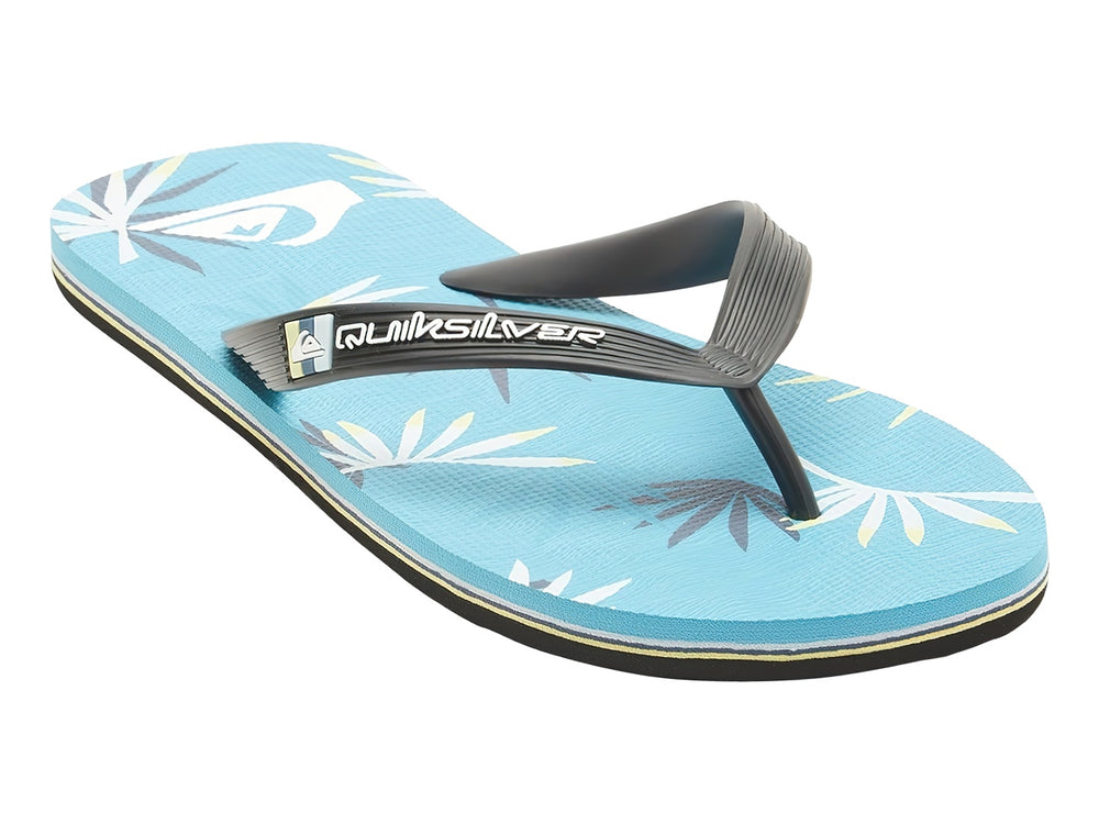 Sandalias Quiksilver color azul con correa negra para niño.