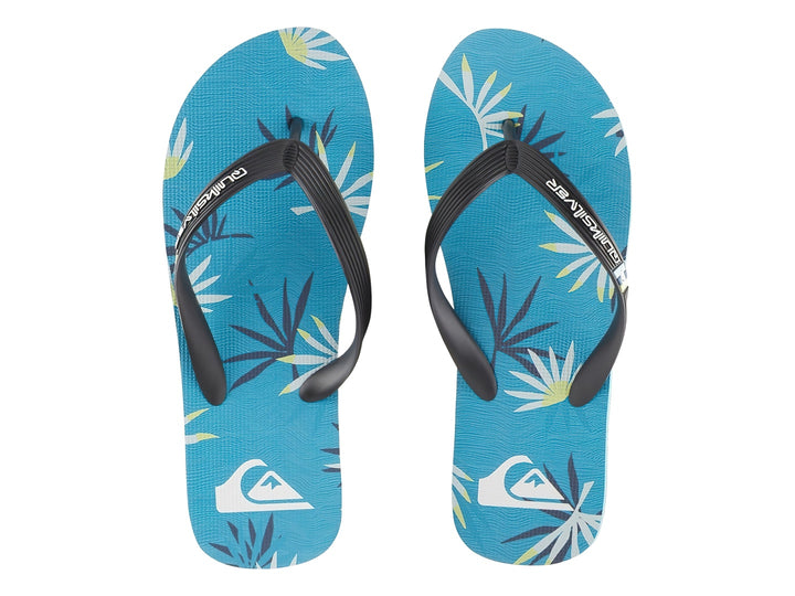 Sandalias Quiksilver color azul con correa negra para niño.