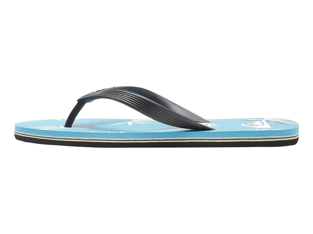 Sandalias Quiksilver color azul con correa negra para niño.