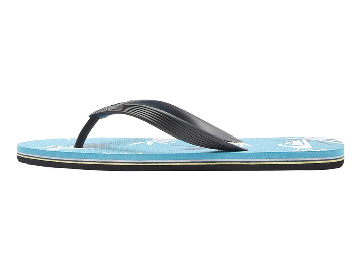 Sandalias Quiksilver color azul con correa negra para niño.