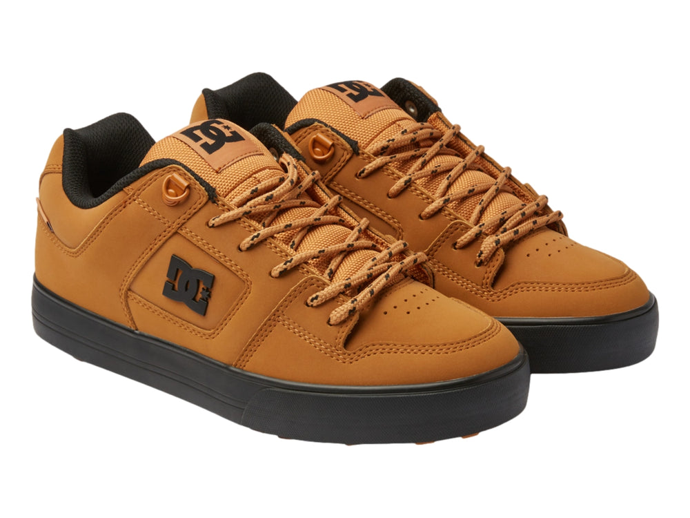 Tenis DC Shoes color trigo con suela negra y cordones a juego, vista lateral.
